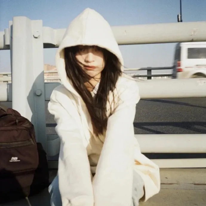 昭昭明月映孤舟